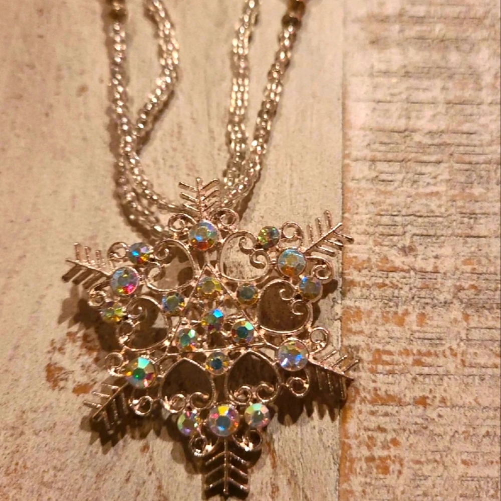 New Silver Snowflake Necklace by Mix-it